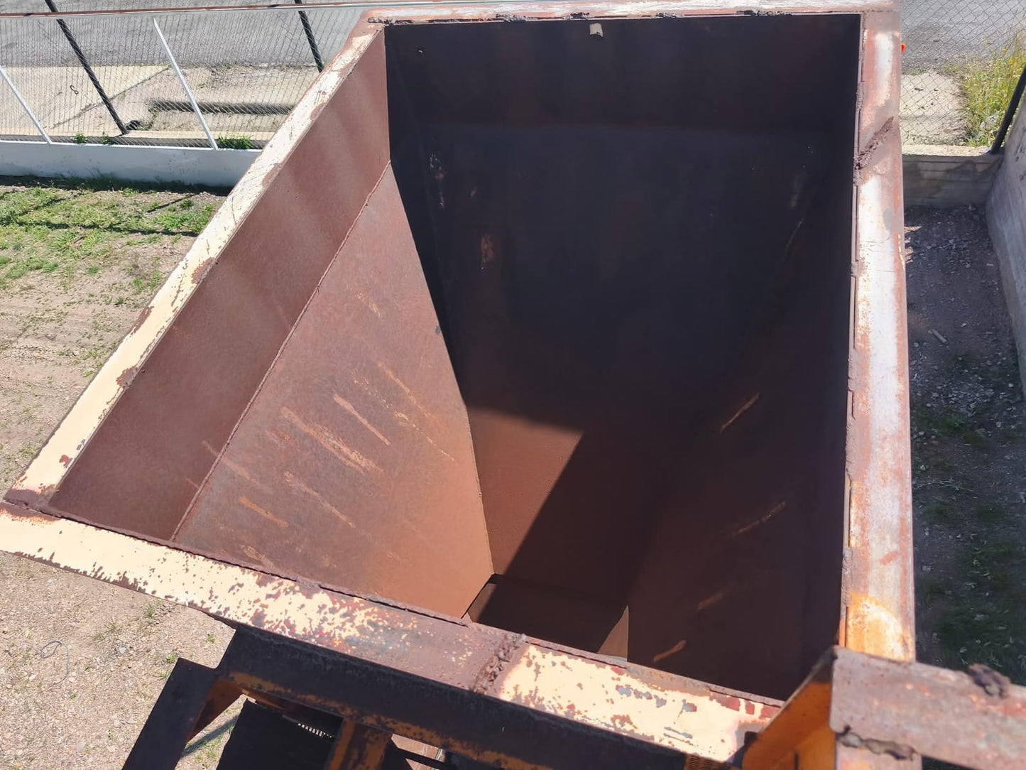 TRITURADORA DE PIEDRA DE QUIJADA Y RODILLO UNIVERSAL MODELO 880 JUNIOR