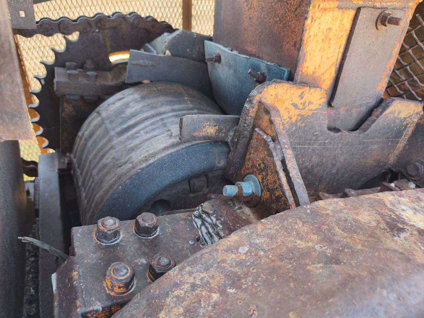 TRITURADORA DE PIEDRA DE QUIJADA Y RODILLO UNIVERSAL MODELO 880 JUNIOR