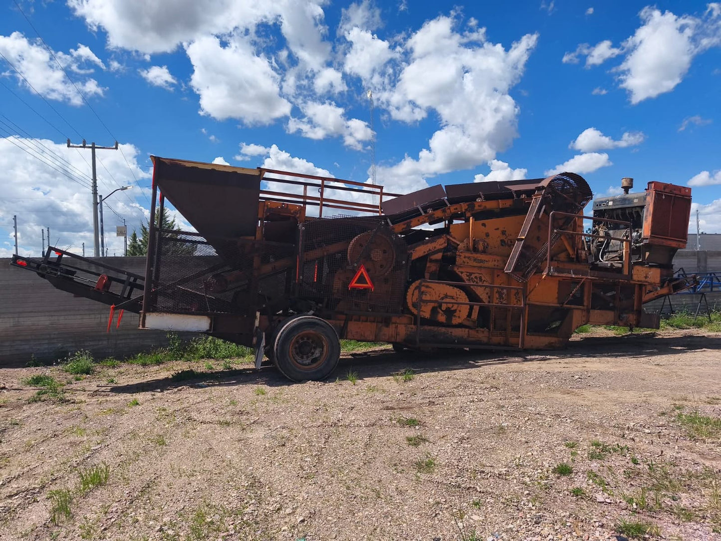 TRITURADORA DE PIEDRA DE QUIJADA Y RODILLO UNIVERSAL MODELO 880 JUNIOR