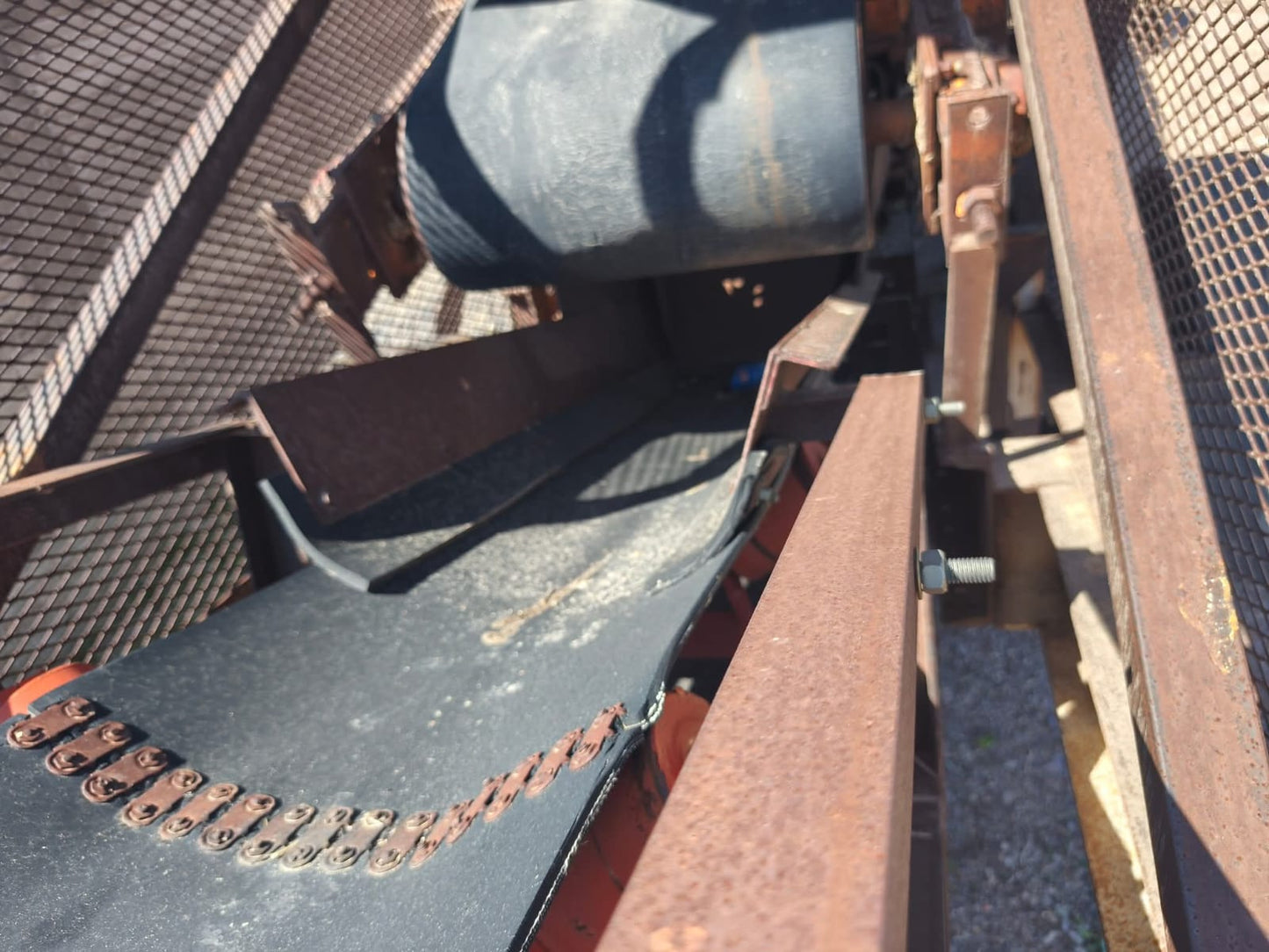 TRITURADORA DE PIEDRA DE QUIJADA Y RODILLO UNIVERSAL MODELO 880 JUNIOR